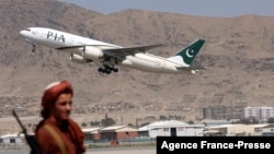 巴基斯坦国际航空航班从阿富汗首都喀布尔机场起飞(2021年9月13日)