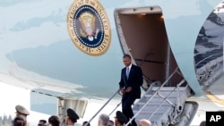 美国总统奥巴马在杭州萧山国际机场走下总统专机空军一号(2016年9月3日)