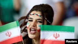 一名球迷2018年5月28日为伊朗足球队打气(路透社)