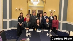 美国伊利诺州民主党联邦参议员塔米·达克沃斯(前排左2)与台湾朝野立法委员代表团会晤。(2025年1月21日,参议员达克沃斯办公室提供)