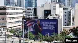 共和党总统候选人特朗普自行宣布胜选,以色列特拉维夫街头出现恭贺的大型看板,并期许特朗普也能让以色列伟大。(路透社:2024年11月6日)