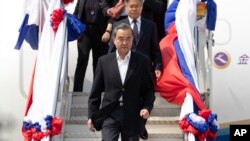 中国外交部长王毅抵达老挝参加有关新冠病毒问题的东盟-中国特别外长会议(美联社2020年2月19日)