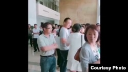 6月16日正值中国传统节日端午节小长假,大批教师到安徽宿松县政府大楼内请愿维权。