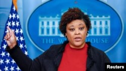 Шаланда Янг, директорка Офісу менеджменту та бюджету США, спілкується зі ЗМІ під час щоденного брифінгу для преси у Білому домі. Вашингтон, 29 вересня 2023 року. Фото REUTERS