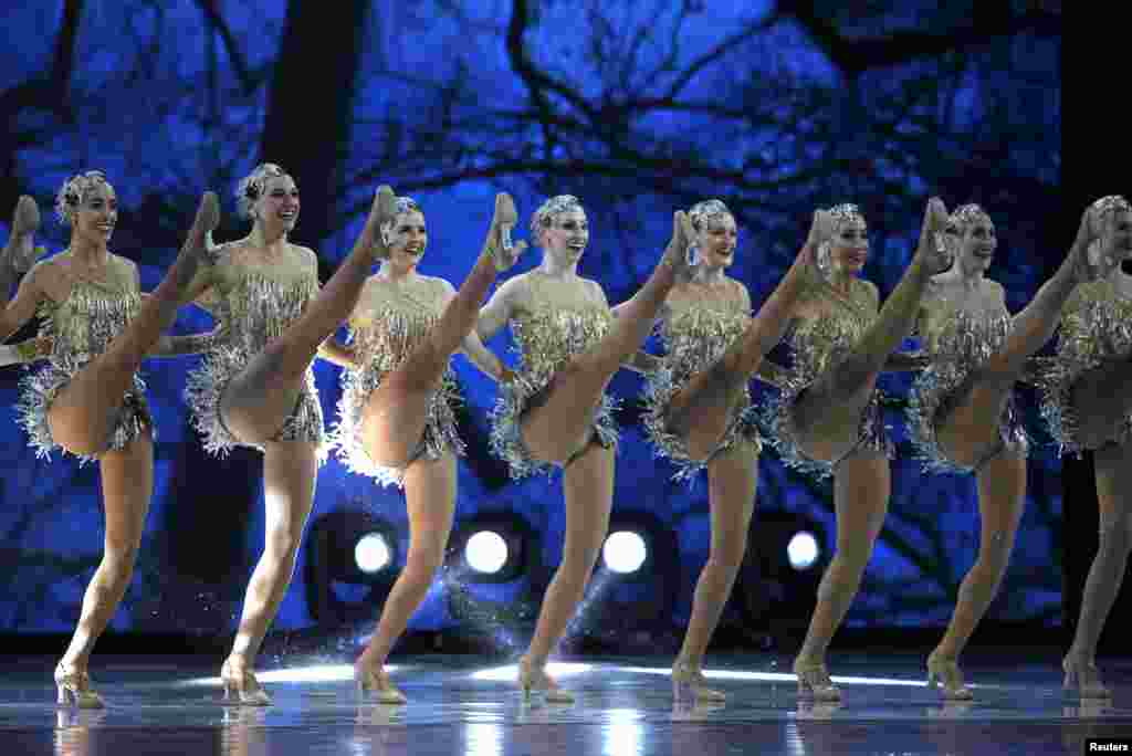 纽约无线电城音乐厅的火箭女郎舞蹈团( The Radio City Rockettes )在川普夫妇主办的“自由”就职舞会上表演舞蹈(2017年1月20日)