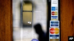 美国一家商店门上贴有的该店所收信用卡付款的图样。(资料照片)