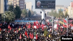 伊朗人在圣城军指挥官苏莱曼尼的家乡克尔曼为其送葬。(2020年1月7日)