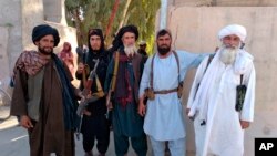 2021年8月10日,塔利班武装人员进入阿富汗西南部法拉省首府法拉市。这是塔利班自8月6日以来占领的第七个首府城市。