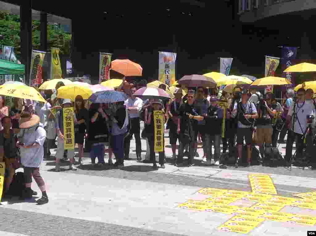 香港立法会否决2017年特首选举方案(美国之音海彦拍摄)