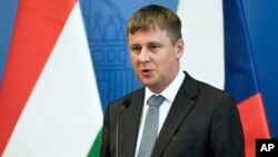 资料照片-捷克外长托马斯·佩特里切克在匈牙利布达佩斯举行的“维也纳五国”非正式小组外长会议结束时的联合记者招待会上发表讲话。(2020年7月14日)