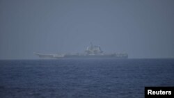 日本防卫省2023年4月6日公布前一天中国山东号航母在冲绳岛以南300公里处航行的照片。