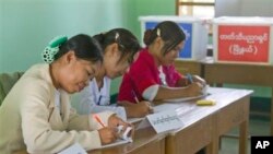 စည်ပင်သာယာရွေးကောက်ပွဲ မဲစာရင်းမှတ်ပုံတင်ခြင်းဆောင်ရွက်ပေးနေတဲ့ အစိုးရဝန်ထမ်းများ။ (၂၀၁၄၊ ဒီဇင်ဘာ ၂၇)