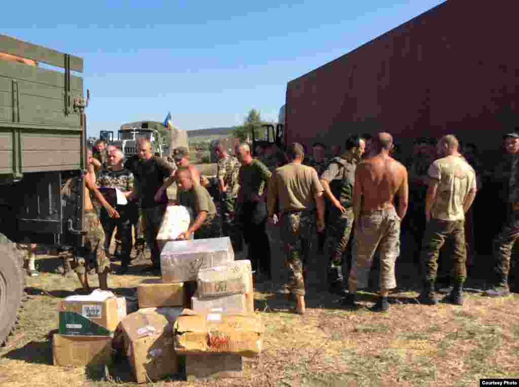 Поміч бійцям від активістів.