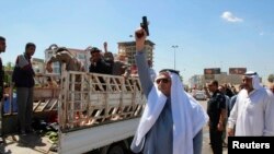 4月24日在为逊尼派抗议者送葬的队伍中一人朝天开枪,这些人死于和政府军冲突中