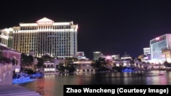 凯撒皇宫酒店(图片左侧)