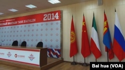 2014年在莫斯科郊外举办的坦克比赛中,吉尔吉斯、中国、蒙古和俄罗斯等国国旗并排在一起。