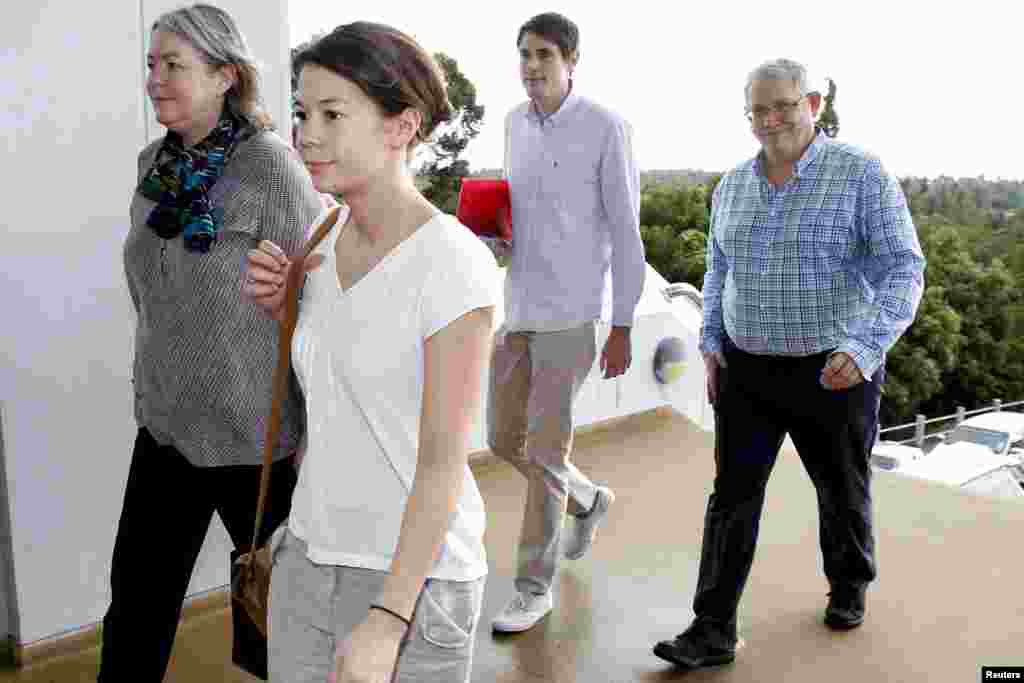  David Miller မိသားစု တရားခွင်သို့ ရောက်ရှိလာစဉ်။