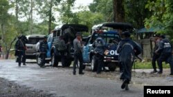 မောင်တောမြို့တွင် ကင်းလှည့်ဖို့ ပြင်ဆင်နေသည့် ရဲတပ်ဖွဲ့ဝင်များ။