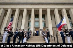 2025年7月21日,美国国防部长海格塞斯在五角大楼为菲律宾总统小马科斯举行欢迎仪式。