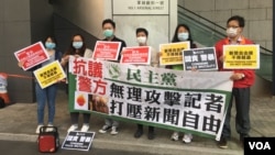 香港立法会议员黄碧云3月10日下午到警察总部抗议,要求警方约束前线警员侵犯新闻自由行为。(美国之音王四维拍摄)