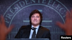 2023年11月19日,哈维尔·米莱在阿根廷布宜诺斯艾利斯赢得第二轮总统选举后向支持者发表讲话。11月22日,美国总统拜登打电话祝贺米莱当选。 (路透社图片)