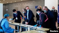 世卫组织新冠病毒源头调查组成员抵达上海浦东机场。 (2021年2月10日)