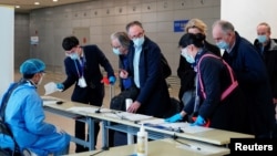 世卫组织新冠病毒源头调查组成员抵达上海浦东机场。 (2021年2月10日)