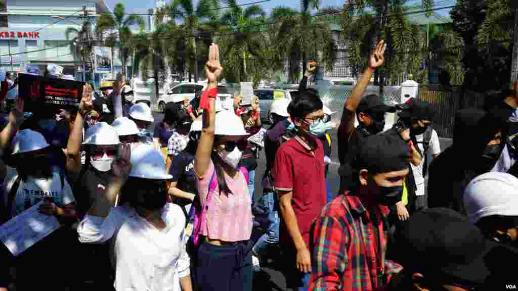 ရန်ကုန်မြို့ရှိ အမေရိကန်သံရုံးရှေ့ စစ်အာဏာသိမ်း ဆန့်ကျင် ဆန္ဒပြ မြင်ကွင်း။