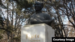 北京大学校园内老校长蔡元培之像。蔡元培提倡学术自由、教育自由、思想自由,而 今北京大学被认为大反其道(美国之音拍摄)