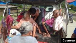 တိုက်ပွဲဖြစ်ပွါးရာ ချိန်ခါလီကျေးရွာမှ ပိတ်မိသူ သက်ကြီးရွယ်အိုများကို ကယ်ထုတ်စဉ်။ (ဓါတ်ပုံ -MP Oung Thaung Shwe)