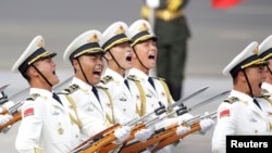 中国仪仗队在北京人民大会堂外面举行的欢迎刚果总统的仪式上呼喊(2016年7月5日)