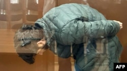 在莫斯科市法院新闻处2024年3月29日的这张照片中,涉嫌参与造成至少143人死亡的番红花市政厅袭击事件的卢特富洛伊·纳兹里马德(Lutfulloi Nazrimad )站在被告笼内,等待莫斯科巴斯曼尼地方法院的听证会。(法新社照片)