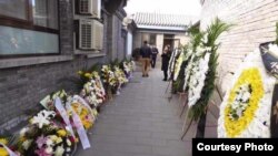 摆放在胡家院内的部分花圈(网友提供)