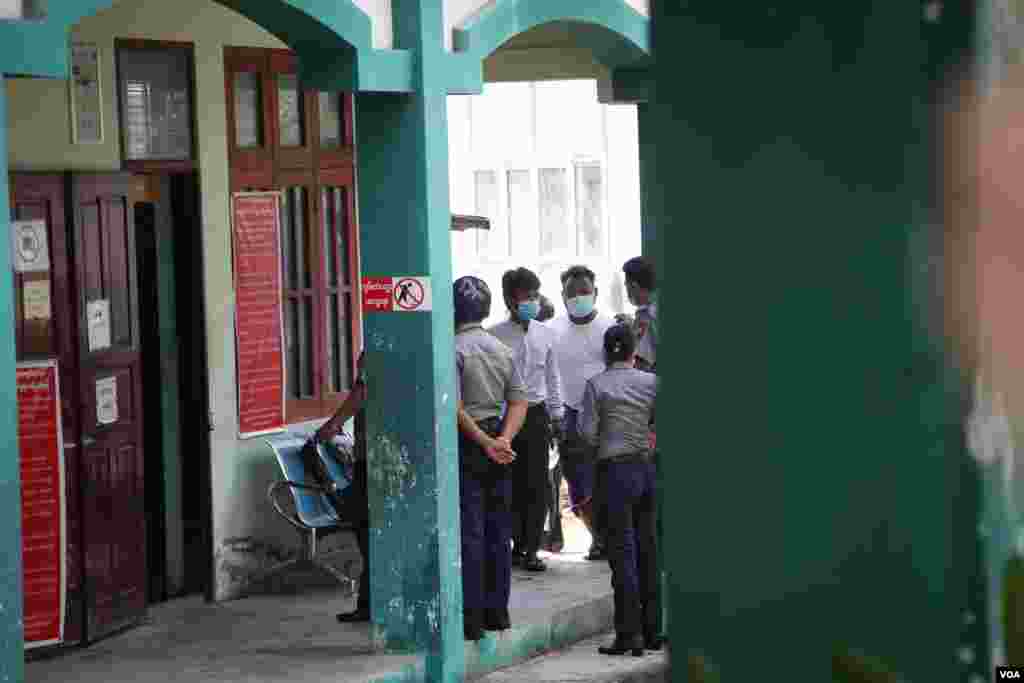 ရခိုင်နဲ့ ချင်း လက်နက်ကိုင်ပဋိပက္ခတွေနဲ့ အင်တာနက်ကန့်သတ်ထားမှုတွေကို ဆန့်ကျင် ဆန္ဒပြတဲ့ မန္တလေးလူငယ်သုံးဦး ရုံးထုတ်တဲ့ မြင်ကွင်း။ (အောက်တိုဘာ ၀၁၊ ၂၀၂၀)