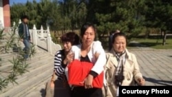 夏俊峰骨灰由其妻张晶领回家。(微博图片)