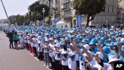 中国传销组织天狮集团6千多员工在法国尼斯组织团建活动。(2015年5月8日)