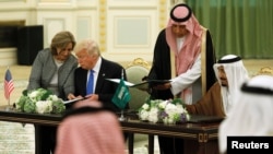 ဆာ်ဒီဘုရင် Salman bin Abdulaziz နဲ့ အမေရိကန်သမ္မတ Donald Trump တို့ ဒေါ်လာ ၁၁၀ ဘီလီယံ တန်ဘိုးရှိတဲ့ သဘောတူညီချက်တွေကို လက်မှတ်ရေးထိုး၊