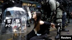 防爆警察星期天(10月6日)逮捕一名抗议者。路透社