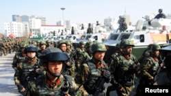 在新疆喀什,武警举行反恐誓师大会(2017年2月27日)