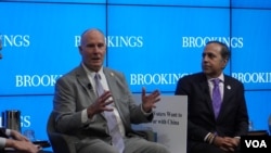 众议院中共问题特设委员会主席约翰·穆勒纳尔(左)和委员会首席民主党议员拉贾·克里希纳莫蒂出席布鲁金斯学会活动。(2025年2月25日,美国之音记者李逸华拍摄)