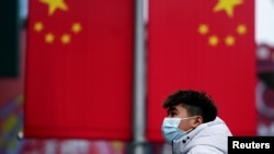 一名戴着口罩的男子走在上海南京路上。(2020年1月24日)