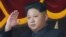 Lãnh tụ Bắc Triều Tiên Kim Jong Un xem một cuộc diễu hành quân sự ở Bình Nhưỡng.