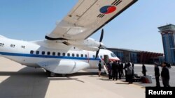 曾经一度被拒绝参访朝鲜核设施拆除的韩国记者乘飞机抵达朝鲜元山,将加入外国记者团赴丰溪里核试验场。 (2018年5月23日)