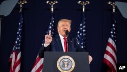 美国总统特朗普周五(7月3日)在拉什莫尔山发表演讲。