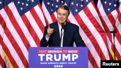 资料照:美国会前参议员戴维·珀杜在佐治亚州为2024年总统大选而举行的特朗普竞选集会上讲话。(2022年5月1日)