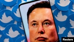 资料照:埃隆·马斯克和推特标签示意图 (路透社)