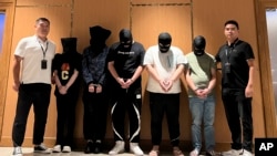 2023年8月26日,缅甸警方在缅甸仰光国际机场将5名电信网络诈骗犯罪嫌疑人移交给中国警方。