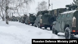 资料照片:俄罗斯国防部发布的照片显示在莫斯科郊外机场上等待运往哈萨克斯坦的俄军用车辆。(2022年1月6日)