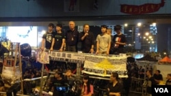 黄之锋(右一)在去年雨伞运动满月纪念大会上(美国之音海彦拍摄)