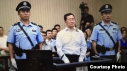 周世锋案庭审现场(天津二中院微博图片)